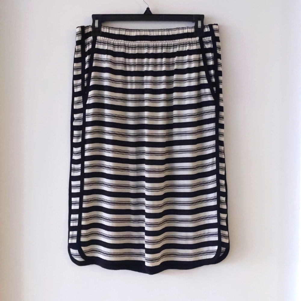 Black and white striped skirt with pockets
